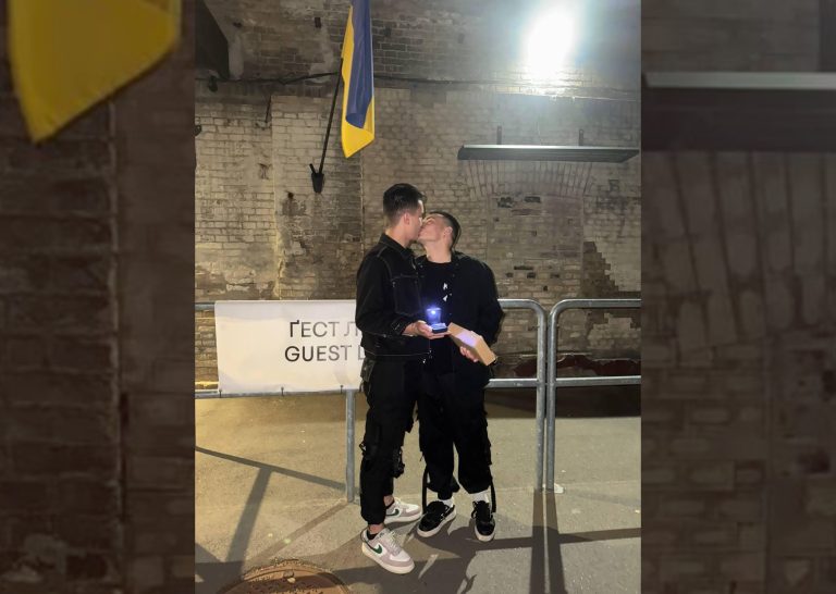 Новий голова ГО «ЛҐБТ військові за рівні права» Олександр Деменко заручився зі своїм партнером