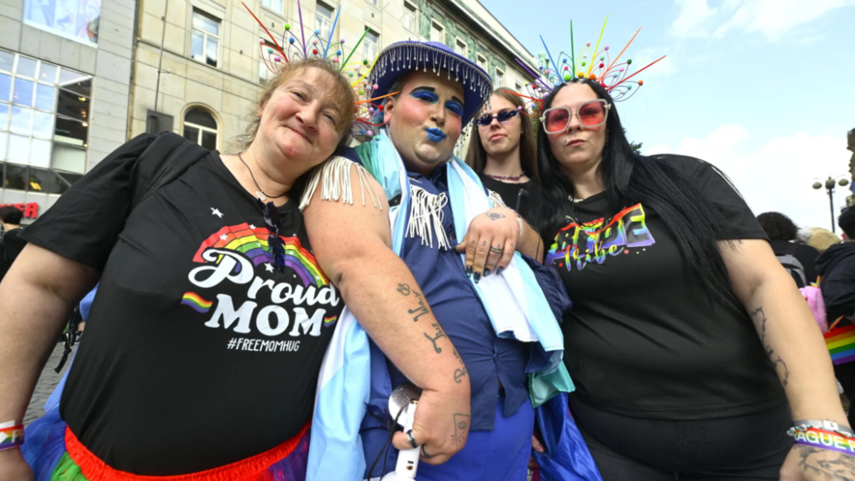 Десятки тисяч людей пройшли центром Праги у райдужній ході Prague Pride