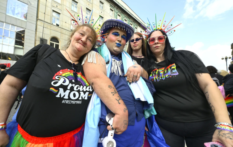 Десятки тисяч людей пройшли центром Праги у райдужній ході Prague Pride