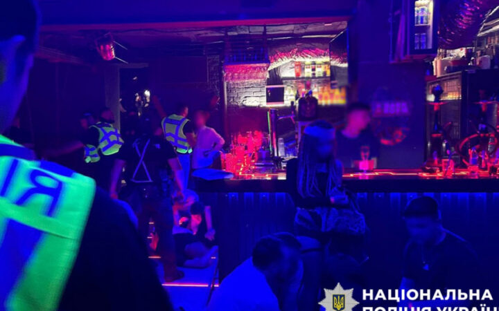 Суд визнав дії поліції під час рейду в київському гей-клубі незаконними: від зображажень з головою півня, знущань, до вилученого iPhone