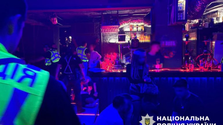 Суд визнав дії поліції під час рейду в київському гей-клубі незаконними: від зображажень з головою півня, знущань, до вилученого iPhone