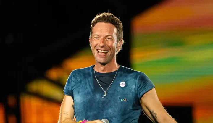 Кріс Мартін просить фанатів відкласти телефони на концерті Coldplay — якщо ви, звісно, не сидите в Grindr