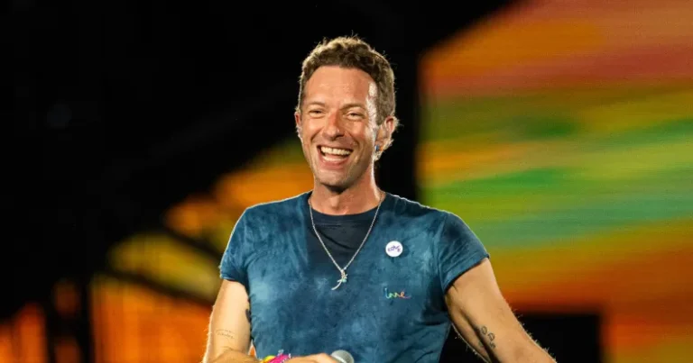 Кріс Мартін просить фанатів відкласти телефони на концерті Coldplay — якщо ви, звісно, не сидите в Grindr