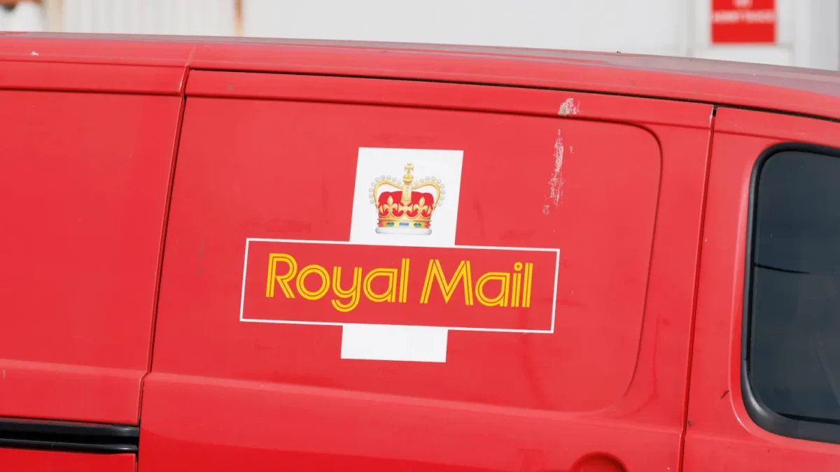 Трансгендерна працівниця Royal Mail виграла справу про дискримінацію за ознакою гендерної ідентичності після переслідувань на роботі