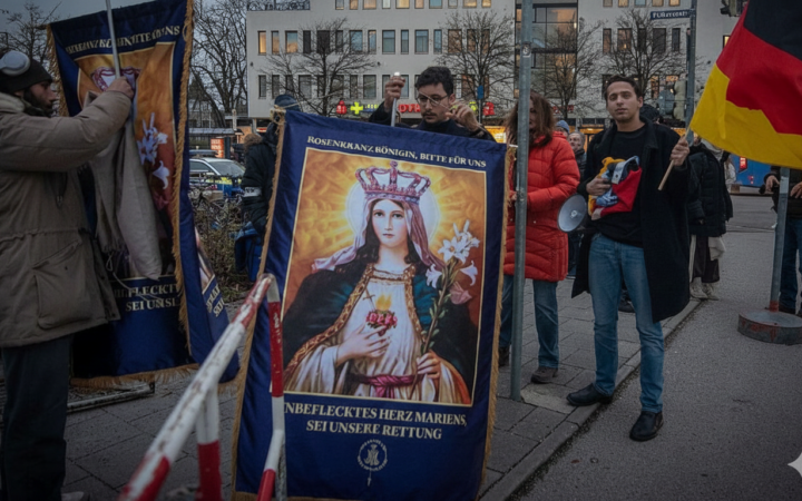 У Мюнхені ультраправі знову провалили протест проти драґ-читання для дітей: прийшло лише 20 осіб