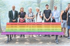 У Берліні відновили райдужну лавку та клен біля меморіалу жертвам нападу на CSD